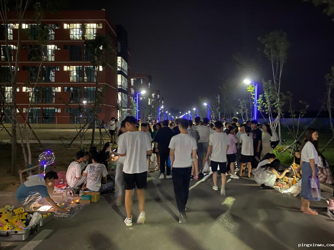 学生处组织跳蚤市场活动